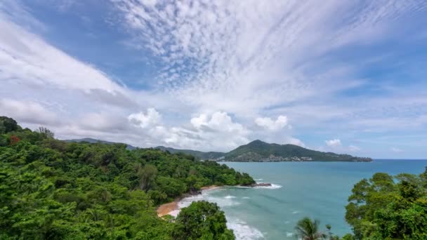 时光流逝夏日的背景在仙境普吉岛上 绿树成荫 蓝天白云 天气晴朗天堂热带海滩大海夏日阳光明媚 在莱姆星滩普吉岛泰国 — 图库视频影像