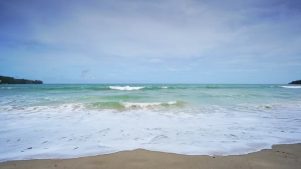 日当たりの良い夏の日に砂浜で波がクラッシュする美しい海岸プーケット島での天気の良い日タイ — ストック動画