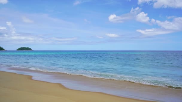 Όμορφη Παραλία Κύμα Συντρίβεται Στην Αμμώδη Ακτή Ηλιόλουστη Μέρα Του — Αρχείο Βίντεο