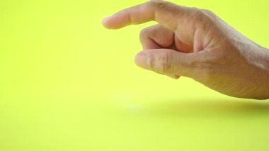 Sarı kağıt arkaplan üzerinde kopyalama alanı üzerinde insan eli