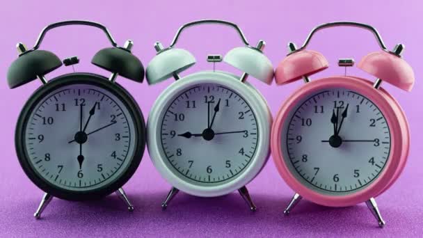 Timelapse Beautiful Alarm Clock Colorful Purple Háttér Alarm Clock Face — Stock videók