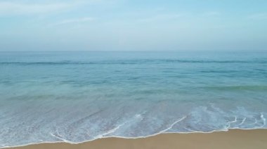 Yaz mevsiminde güzel deniz insansız hava aracı görüntülerinden inanılmaz deniz yüzeyi arkaplanı