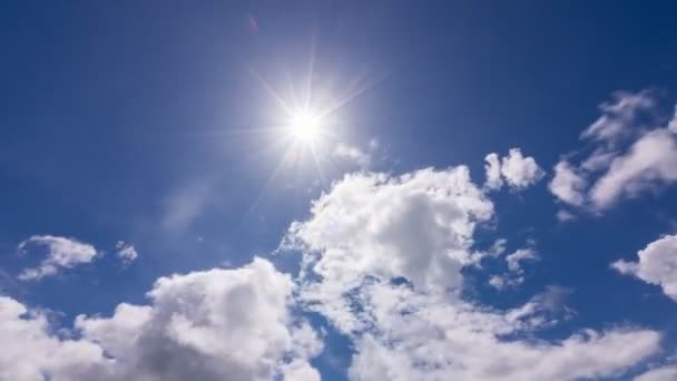 Ηλιακό Φως Και Κτίριο Κινήσεις Clouds Fluffy Σύννεφα Ουρανό Πάροδο — Αρχείο Βίντεο