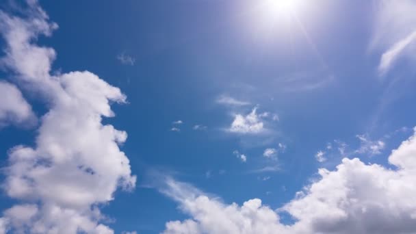 Luz Sol Movimentos Construção Clouds Fluffy Nuvens Céu Lapso Tempo — Vídeo de Stock