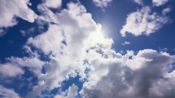 Luz Sol Movimentos Construção Clouds Fluffy Nuvens Céu Lapso Tempo — Vídeo de Stock