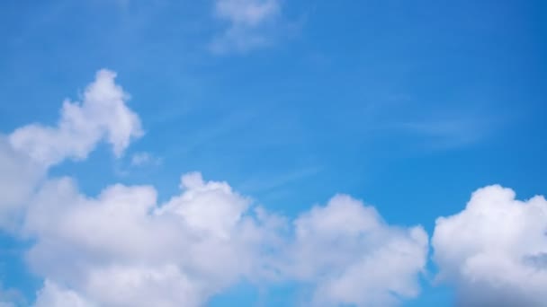 太陽光と建物の動き雲 ふわふわの雲の空の時間の経過 Bロール映像Cloudscapeのタイムラプスの曇り 映像時間経過自然4K Concept自然背景と旅 ウェブサイト — ストック動画