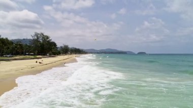 Yaz mevsiminde güzel deniz insansız hava aracı görüntülerinden inanılmaz deniz yüzeyi arkaplanı