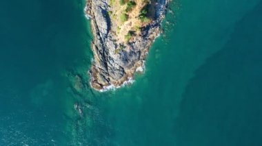 İnanılmaz hava manzaralı Drone kamerası deniz kıyılarındaki kayaların tepesinde mavi okyanus dalgaları üzerinde güzel deniz manzaralı drone kuşunun okyanus dalgaları boş bir kaya kayasına çarpan okyanus dalgaları görüntüsü