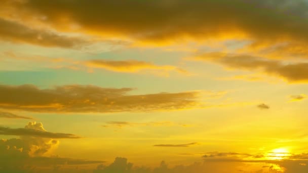 色鮮やかな雲のタイムラプスパステルの空夕日や日の出の雲自然の美しい光空と雲が遠くに移動カラフルな暗い夕日の雲映像タイムラプス劇的なシーン — ストック動画