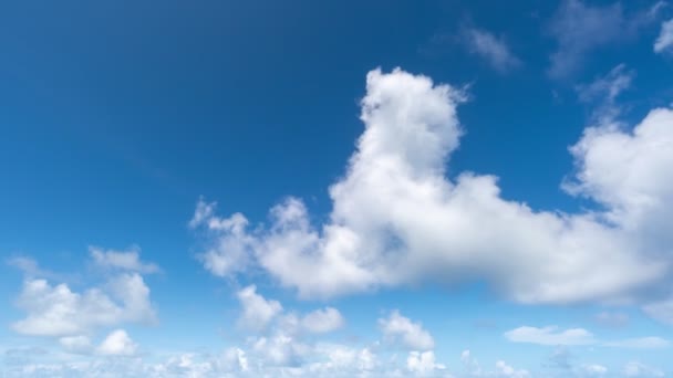 Luz Del Sol Los Movimientos Construcción Nubes Clouds Fluffy Cielo — Vídeos de Stock