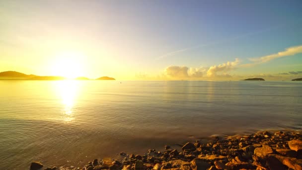 Deniz Işınları Günbatımı Üzerindeki Şaşırtıcı Güneş Işığı Sakin Denizin Üzerindeki — Stok video
