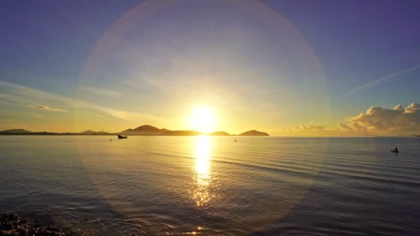 海に沈む夕日や穏やかな海の上の日の出美しい光線は水の海の表面に反射されますゴールデンスカイ太陽の光のフレア — ストック動画