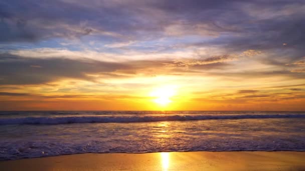 日当たりの良い夏の日の時間に海のビーチで素晴らしい太陽の光砂の海岸で波がクラッシュする美しい海の砂ビーチ自然と旅行のコンセプト — ストック動画