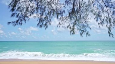 Yaz kumlu plaj Muhteşem deniz berrak mavi gökyüzü ve beyaz bulutlar Phuket Thailand 'daki kumlu sahile çarpıyor, boş sahil konsepti seyahat ve sezon turu web sitesi