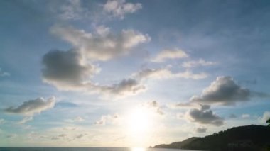 Doğanın şaşırtıcı manzara ışığı Sunset 'teki görkemli bulutlar ya da denizin üzerindeki gündoğumu deniz yüzeyindeki güzel ışık yansıması yanan altın gökyüzü ve dramatik gökyüzünde parlayan renkli dalgalar