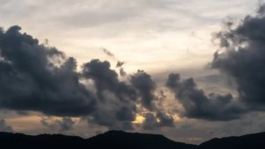 Gün batımında karanlık bulutlar hızlanır ya da denizin üzerinde gündoğumu gökyüzü