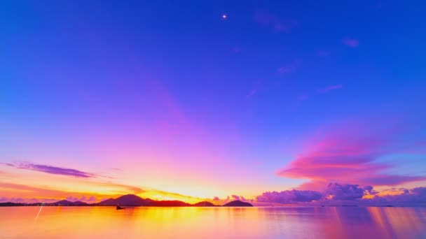 海の上の夕日や日の出の空の自然の壮大な雲の素晴らしい風景光海の表面に美しい光の反射黄金の空を燃焼し 劇的な空に流れるカラフルな波を輝く — ストック動画