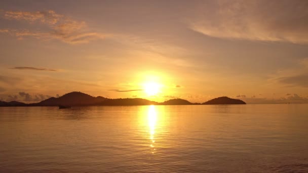 Niesamowite Światło Słoneczne Nad Morskim Słońcem Zachodem Słońca Lub Wschodem — Wideo stockowe