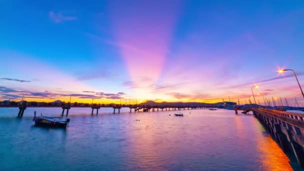 Timelapse日の出や日没中のチャロン桟橋プーケットタイで海の上に驚くほど美しいカラフルな劇的な空 — ストック動画
