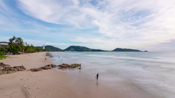 在夏天的旅行季节里 游客们在公园的海滩上悠闲自在地畅游着 泰国旅游和商务旅行背景概念 时间流逝 — 图库视频影像