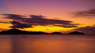 Doğanın şaşırtıcı manzara ışığı Sunset 'teki görkemli bulutlar ya da denizin üzerindeki gündoğumu deniz yüzeyindeki güzel ışık yansıması yanan altın gökyüzü ve dramatik gökyüzünde parlayan renkli dalgalar