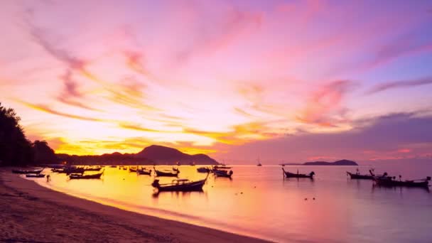 长尾渔船在拉瓦伊海滩泰国普吉美丽的自然之光从海上升起奇异的自然景观自然环境的概念和旅游网站 — 图库视频影像