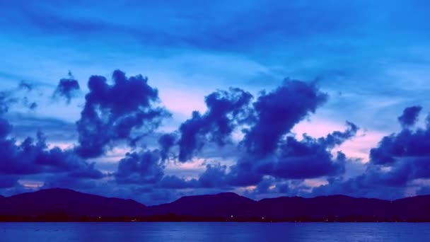 Increíble Paisaje Luz Naturaleza Majestuosas Nubes Atardecer Amanecer Cielo Sobre — Vídeo de stock