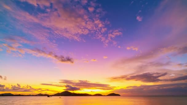 Increíble Paisaje Luz Naturaleza Majestuosas Nubes Atardecer Amanecer Cielo Sobre — Vídeo de stock