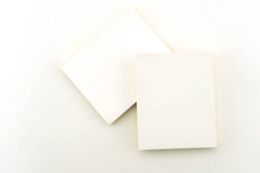 Kağıt işleri üzerine beyaz kağıdın üst görünüm iş nesneleri beyaz arkaplan düz bileşimi izole.