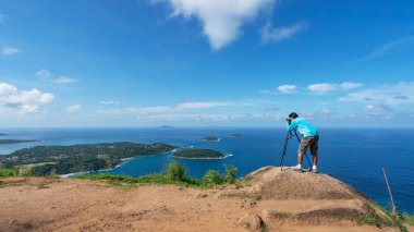 Gezgin fotoğrafçı, Phahindum 'un Phuket Thailand' da popüler bir yer olan Phahindum 'da Naiharn Burnu ve Yanui Sahili' nin muhteşem manzarasını görmek için fotoğraf ya da manzara görüntüsü çeker..