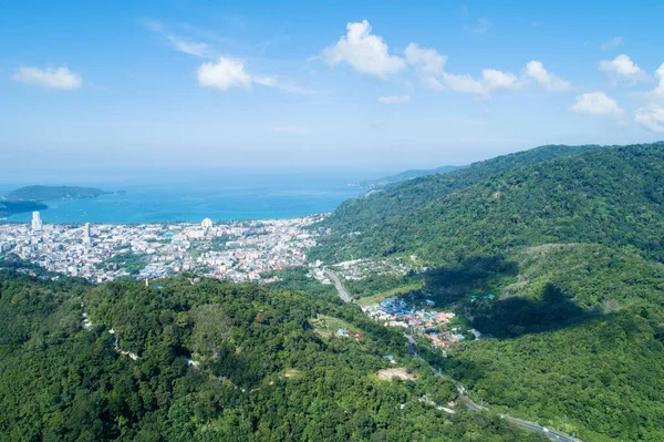 Vista Aérea Océano Azul Cielo Azul Con Montaña Primer Plano —  Fotos de Stock