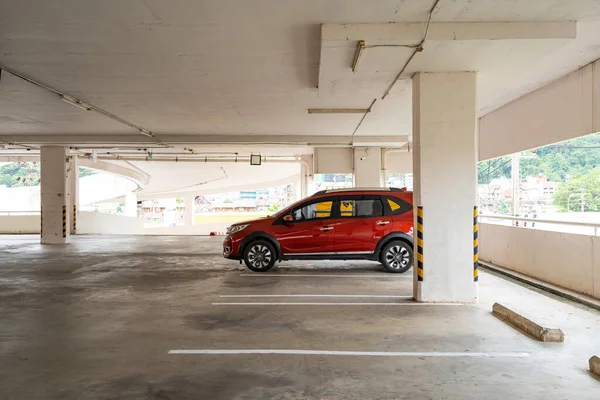 Garaj mağazası içi boş otopark ya da garaj iç mimari ofis