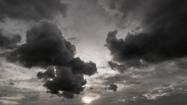 İnanılmaz doğa bulutları. Günbatımında ya da gündoğumunda hızlandırılmış fırtına bulutları. Dijital sinema kompozisyonu için korkunç hava.