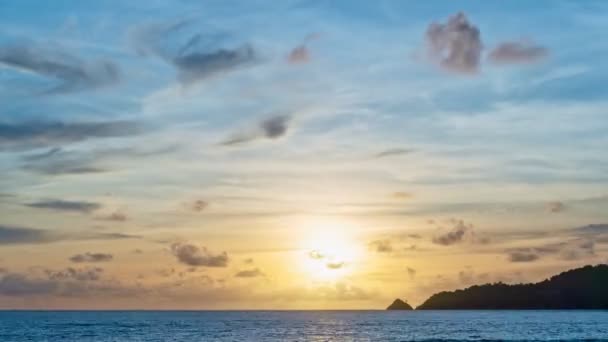 Doğanın Şaşırtıcı Manzara Işığı Sunset Teki Görkemli Bulutlar Denizin Üzerindeki — Stok video