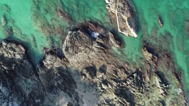 공중에서 내려다본 놀라운 청록색 바다아름다운 꼭대기의 해수욕장은 관광지이다 — 비디오