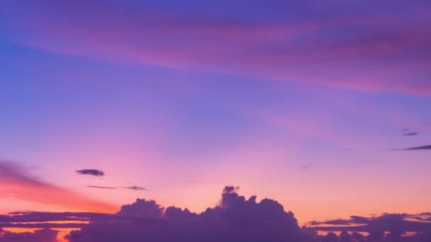 素晴らしい自然の雲時間日没や日の出の時間にカラフルなパステルカラーの雲をラプス黄金の時間天気デジタル映画の組成の背景に最適です雲のタイムラプス空を高速で移動 — ストック動画
