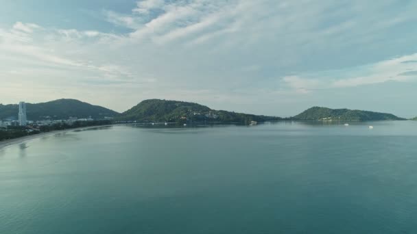 Luchtfoto Drone Camera Vliegt Zee Bij Patong Baai Phuket Thailand — Stockvideo