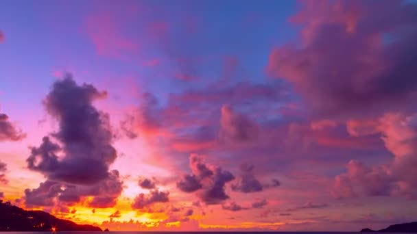 Increíble Paisaje Luz Naturaleza Majestuosas Nubes Atardecer Amanecer Cielo Sobre — Vídeo de stock