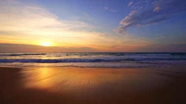 Phuket Denizi Güneşli yaz gününde deniz sahilinde inanılmaz güneş ışığı kumlu sahilde dalgaların kumsala vurduğu güzel deniz kumsalı doğa ve seyahat kavramı