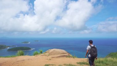 Seyahat eden adam yüksek dağda duruyor ve Phahindum bakış açısına göre Phuket Tayland 'da popüler bir yer ve akıllı telefon ile video ve fotoğraf çekiyor tatil seyahati kavramı Phuket Tayland