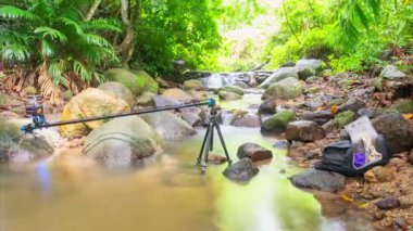 Profesyonel adamın zaman çizelgesi. Dolly Slider, Phuket Tayland 'da güzel bir ormanda fotoğraf ve video şelalesi çekiyor.