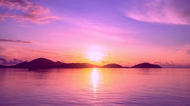 Удивительные Облака Над Морем Timelapse Закат Восход Солнца Горящее Золотое — стоковое видео