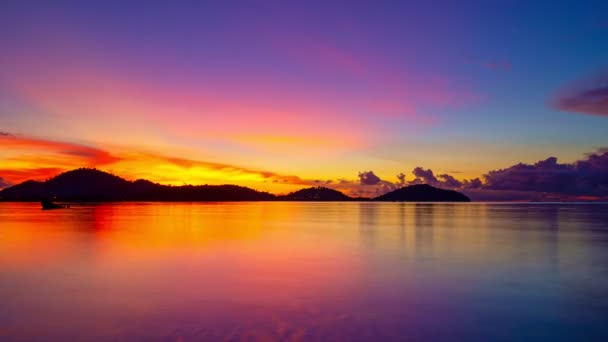 Fantastiska Moln Över Havet Timelapse Solnedgång Eller Soluppgång Brännande Gyllene — Stockvideo