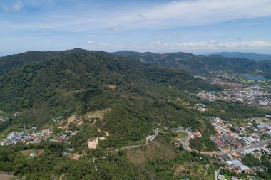 Püket Tayland 'da yüksek dağda asfalt yol eğrisi Drone kamera tarafından yüksek açı görünümü