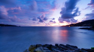 Uzun süre rengarenk gün batımı ya da deniz üzerinde gün doğumu açık gökyüzü günbatımı deniz yüzeyine yansıyan ışık Idyllic şaşırtıcı manzara iklim değişikliği doğa çevresindeki güzellik.