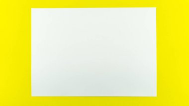 Metin reklamınız için sarı kağıdın arkaplan fotokopi alanı üzerine beyaz sayfa.