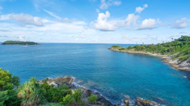 Laem Promthep 'in doğa manzarası Yazın güzel manzarası ve güneşli bir günde deniz manzarası Phuket thailand' ın muhteşem manzarası ve güzel seyahat arka planı