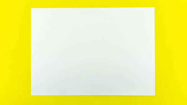 Bílý List Papír Žlutém Papíře Pozadí Kopírovat Prostor Pro Váš — Stock fotografie