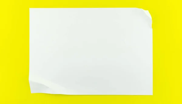 Papel Hoja Blanca Sobre Papel Amarillo Espacio Copia Fondo Para —  Fotos de Stock