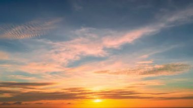 Doğanın şaşırtıcı manzara ışığı. Gün batımındaki görkemli bulutlar. Ya da Gündoğumu gökyüzü zamanı.